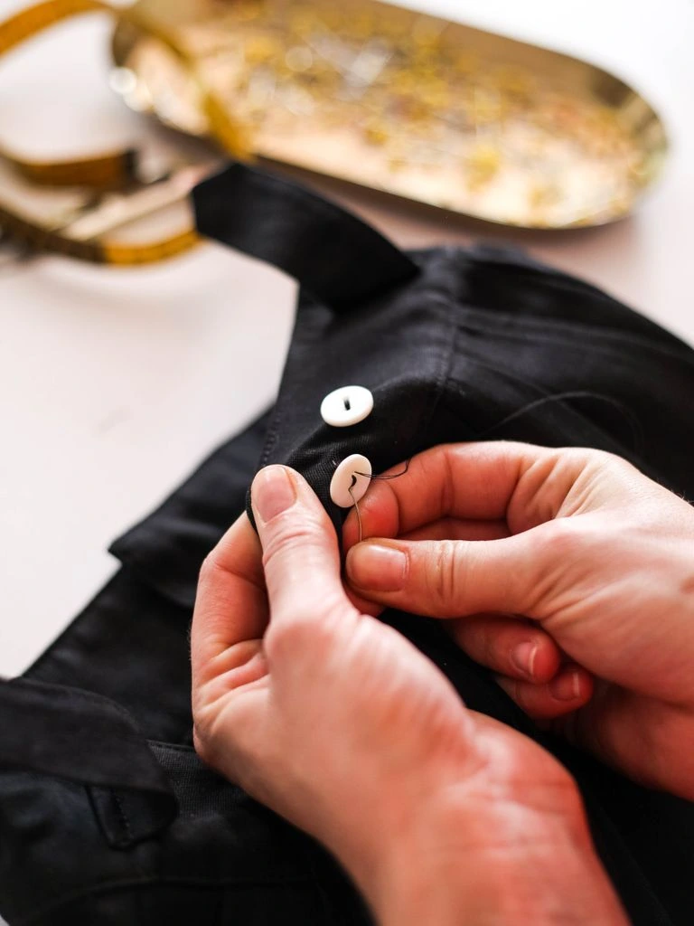 Première mesure à l'atelier, mètre ruban sur soie